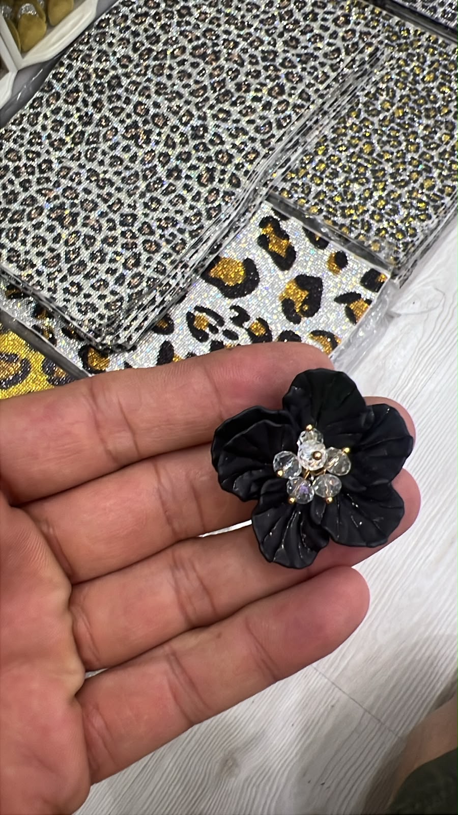 Siyah Kristal Detaylı Gömlek Charmı