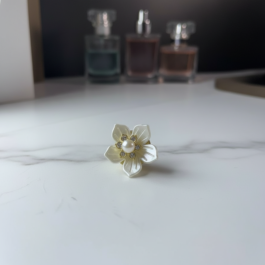 İnci Kristal Detaylı Gömlek Charmı